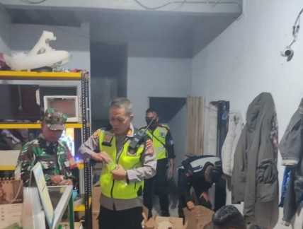 Razia Malam Takbiran, Polisi Sita Ratusan Botol Miras di Cibatu IMG_20260322_132056.jpg