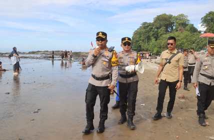 Kapolres Sukabumi Turun Langsung Ke Palabuhanratu, Tekankan Disiplin Keselamatan Wisatawan Saat Libur Lebaran IMG_20260322_222740.jpg